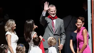 El rey Felipe se anuda el pañuelo de San Fermín en Pamplona... ¡Y Chivite se troncha de risa!