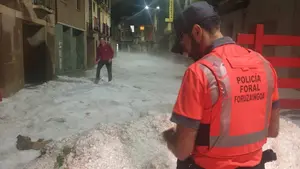 Una inmensa granizada cae en tres pueblos de Navarra: han hecho falta excavadoras para retirarla