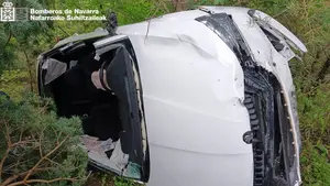 Espectacular accidente de tráfico en Navarra con dos heridos: el coche queda destrozado