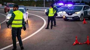 Vive de milagro: un conductor borracho se empotra contra el quitamiedos de una carretera en Navarra
