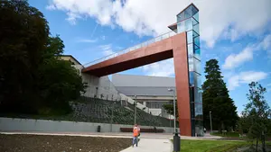 El espectacular nuevo ascensor de cristal en Pamplona en forma de L y de 20 metros de altura