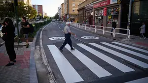Pamplona llama a colaborar a los vecinos de un barrio con folletos en árabe, inglés y francés