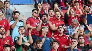 El buen ambiente de la grada en el partido entre Osasuna y Sevilla en El Sadar: las mejores imágenes