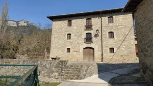 La espectacular casa en un pueblo de Navarra que sale a subasta pública y por la que puedes pujar