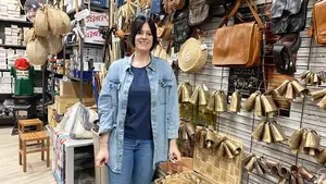 Miriam, la cuarta generación de una tienda en Navarra que te lleva al siglo pasado