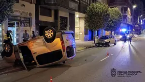 ¡De película! El espectacular accidente con vuelco en una de las vías más transitadas de Pamplona