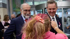 El consejero Domínguez contesta si va a cerrar un hospital en Navarra por la falta de médicos