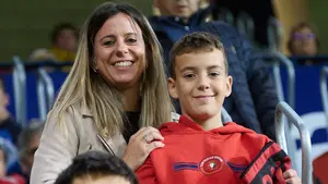 Las sonrisas llegan a El Sadar: la grada se lo pasa en grande en la victoria coral de Osasuna