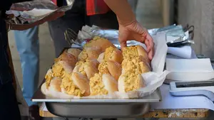 La gente pierde la cabeza por este bocadillo de tortilla de patata que sólo se vende una hora al día