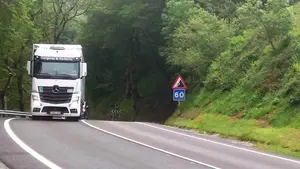 Cierran al tráfico 8 kilómeros de una importante carretera de Navarra y desvían el tráfico por un peligroso puerto