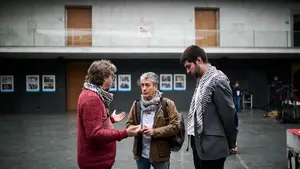 Los parlamentarios de EH Bildu y Contigo Navarra acuden al pleno con pa&ntilde;uelos de Palestina: las im&aacute;genes