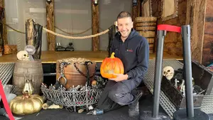 El éxito del pamplonés Fermín con la fiesta de Halloween en su taller: "Nos vimos desbordados"