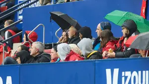 La lluvia no agua el ambiente en El Sadar: las imágenes de la afición de Osasuna y el Girona en la grada