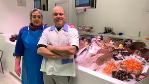 Nati y Eduardo, al frente de la pescadería más antigua de un barrio de Pamplona