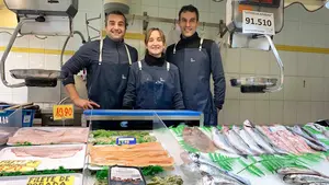 La pescadería de barrio en Pamplona que triunfa en Navidad: "Lo que más se vende es el calamar"