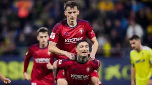 Osasuna rasca un punto en Cádiz gracias al VAR: las imágenes de un partido de poco fútbol