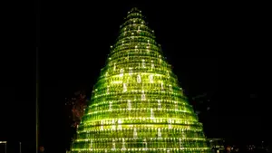La Cendea de Cizur ilumina la Navidad con un árbol único: tiene 2.500 botellas de vidrio recicladas