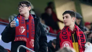 Con la bufanda al cuello: las imágenes de la afición de Osasuna en la grada de El Sadar