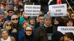 PSOE=Bildu: las imágenes de la multitudinaria concentración en Pamplona contra la moción de censura