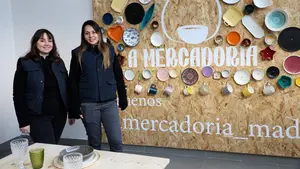 Cerámica en Pamplona: las mejores imágenes de A Mercadoira, el outlet de vajillas al peso