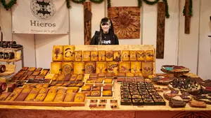 Las preciosas carteras de cuero con dibujos que sólo se pueden comprar en Pamplona en Navidad