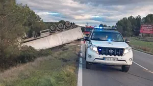 Un aparatoso accidente de tráfico en Navarra deja a una persona herida tras volcar un camión