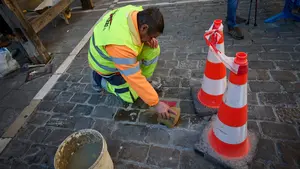 Un recuerdo imborrable: así se han colocado las primeras placas por los muertos en el encierro de San Fermín