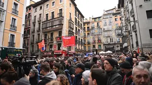 Bildu y el PSN celebran la moción contra Ibarrola con una charanga frente al Ayuntamiento de Pamplona