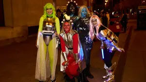 Pamplona da la bienvenida a 2024 con originales disfraces: las fotos de la Nochevieja más loca