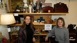 La entrañable tienda de muebles que liquida todo su género tras 25 años en el centro de Pamplona