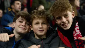 Muchos niños en El Sadar: las imágenes de la afición de Osasuna en el partido contra el Almería