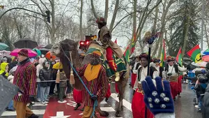 Los Reyes Magos entran a Pamplona bajo un gran chaparr&oacute;n y entre cientos de paraguas