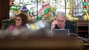 El primer pleno de Asirón como alcalde en Pamplona ha durado dos minutos, con error incluido