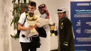 Osasuna ya está en Arabia: florido recibimiento a la expedición rojilla en el aeropuerto
