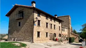 La casa en un pueblo de Navarra que sorprende por su original distribución y cuesta menos que un piso