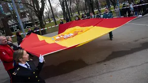 VÍDEO | El impresionante izado de una gran bandera de España en Pamplona por un bonito motivo