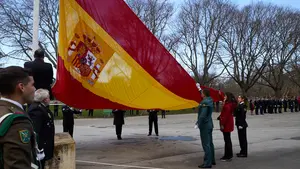 Una gran bandera celebra el bicentenario de la Polic&iacute;a Nacional en Navarra: las fotos del acto