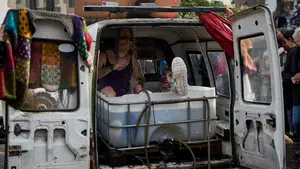 La cara más gamberra del carnaval de Ituren: máscaras, carrozas y personajes terroríficos