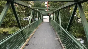 Un pueblo de Navarra instala una chapa de aluminio gigante para evitar resbalones en un puente