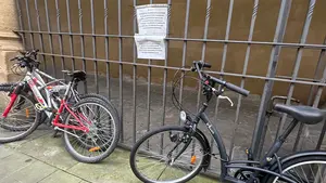 La Policía Municipal de Pamplona avisa de que va a retirar todas las bicis candadas a una verja