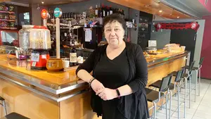 El bar de Pamplona que organiza una gran calçotada popular en la que comer sin límites