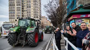 Los agricultores toman Pamplona con sus tractores ante el aplauso de los vecinos: todas las imágenes
