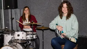 Leire y María marcan el ritmo y toman el testigo en una academia de música de la Comarca de Pamplona