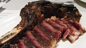 La rotonda de un pueblo de Navarra llena de asadores: es imposible salir sin comer un chuletón