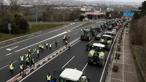 Los tractores retoman las protestas, pero no acceden a Pamplona: todas las incidencias