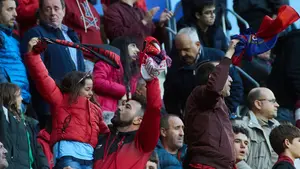 Una tarde primaveral anima la grada en El Sadar: las mejores imágenes de la afición de Osasuna y el Cádiz