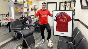 Najib, el peluquero vecino de Pamplona al que Osasuna le ha robado el corazón