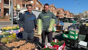 El frutero de Lerín, la familia que lleva toda la vida en los mercadillos de Navarra