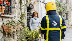 CaixaBank te lleva dinero en efectivo a casa: así es su nuevo servicio exclusivo junto a Correos