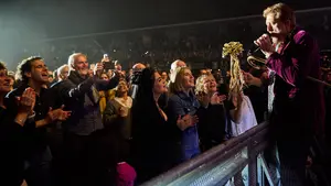 FOTOS| Manolo García seduce al público de Pamplona con un concierto íntimo y cercano en el Navarra Arena
